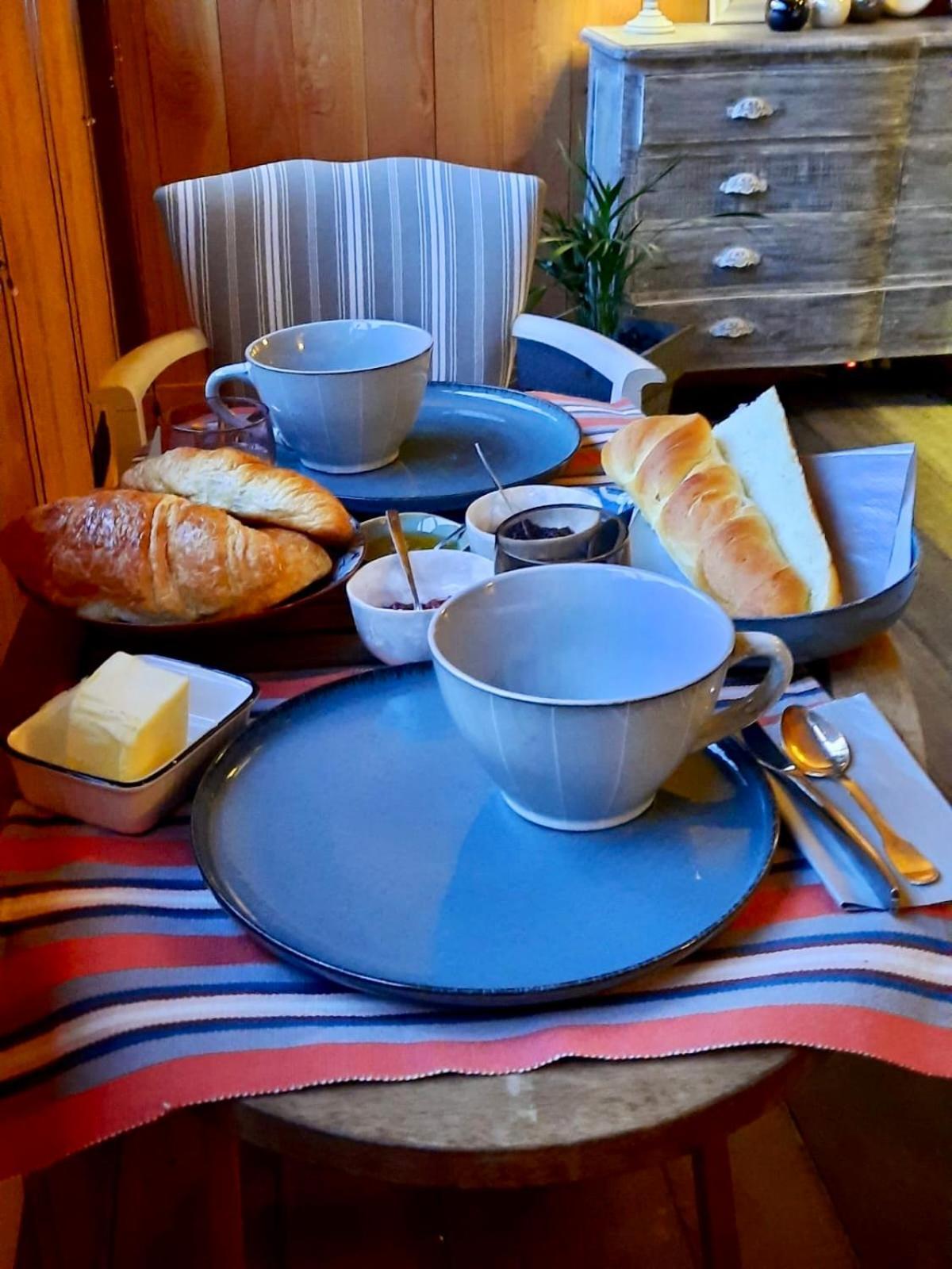 Bed and Breakfast Pierres Et Jardins Санлис Экстерьер фото