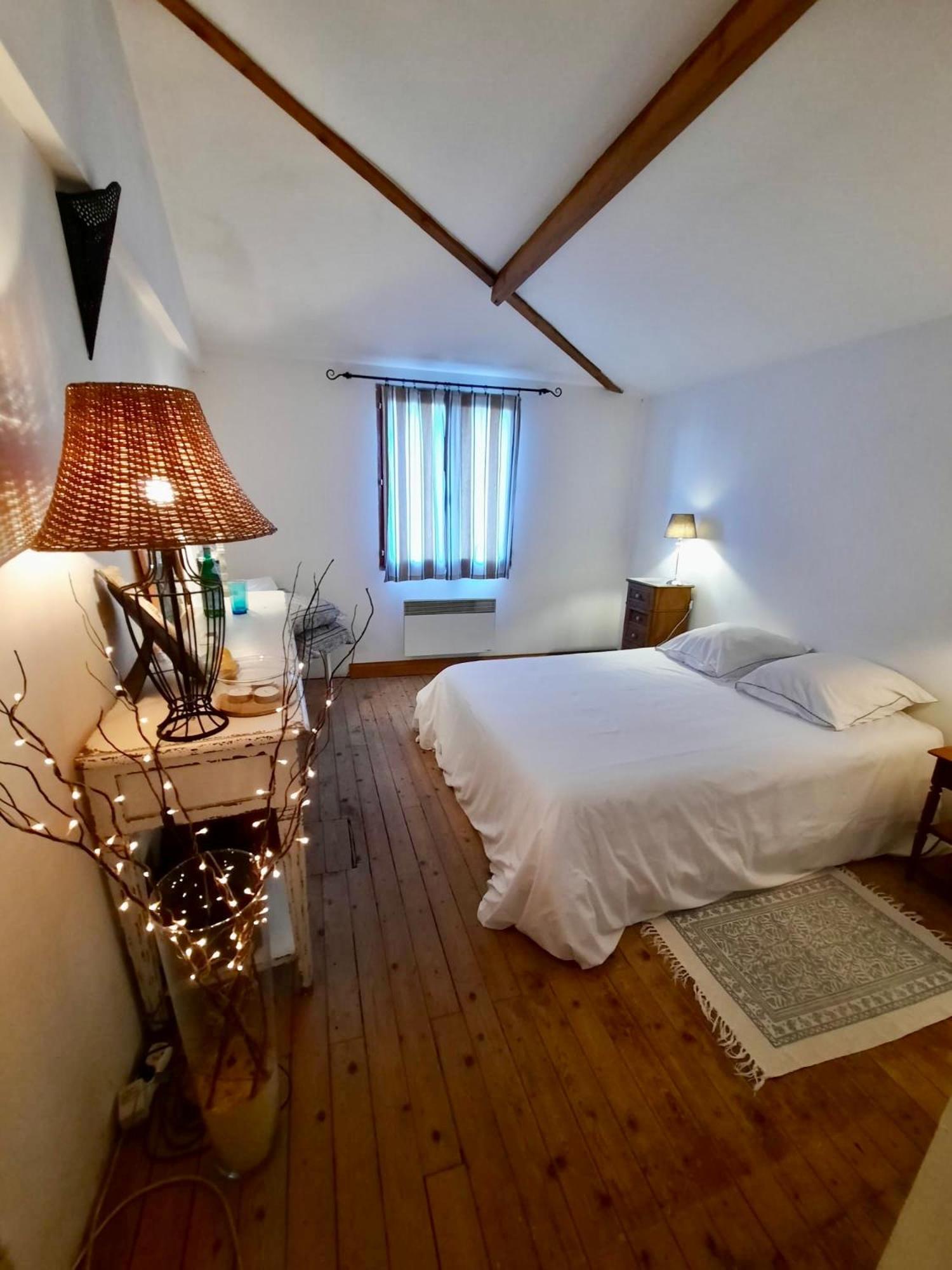 Bed and Breakfast Pierres Et Jardins Санлис Экстерьер фото