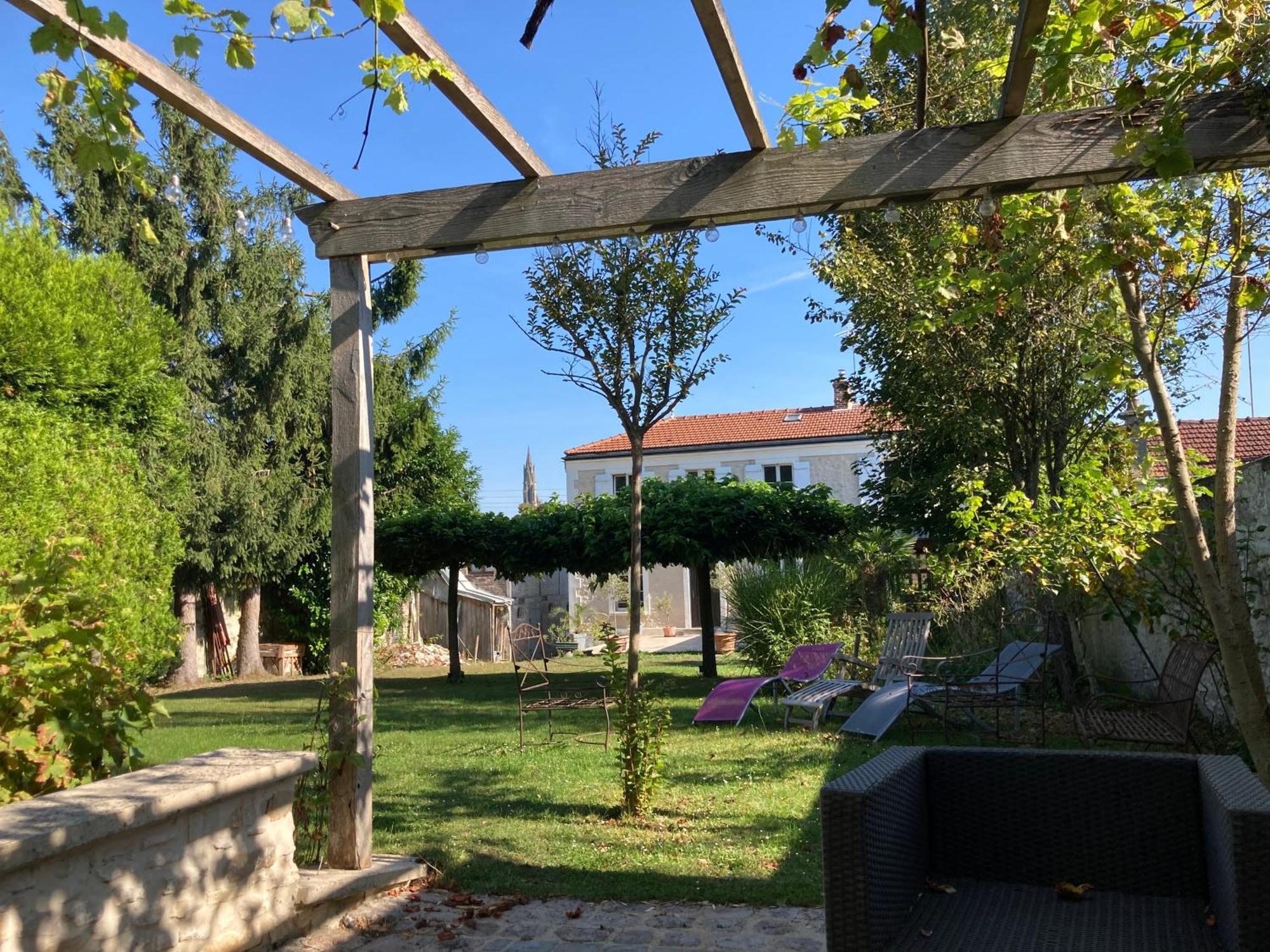 Bed and Breakfast Pierres Et Jardins Санлис Экстерьер фото