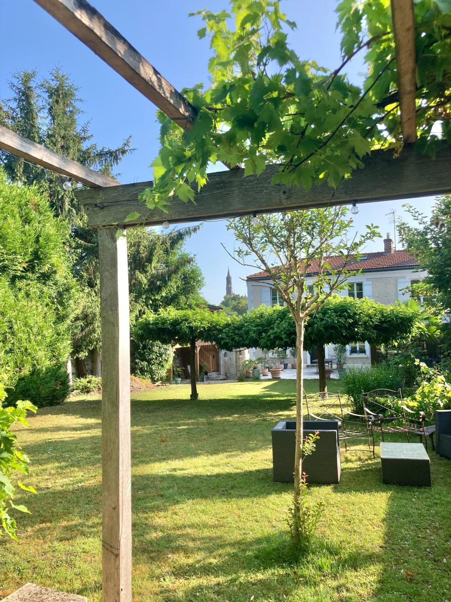 Bed and Breakfast Pierres Et Jardins Санлис Экстерьер фото