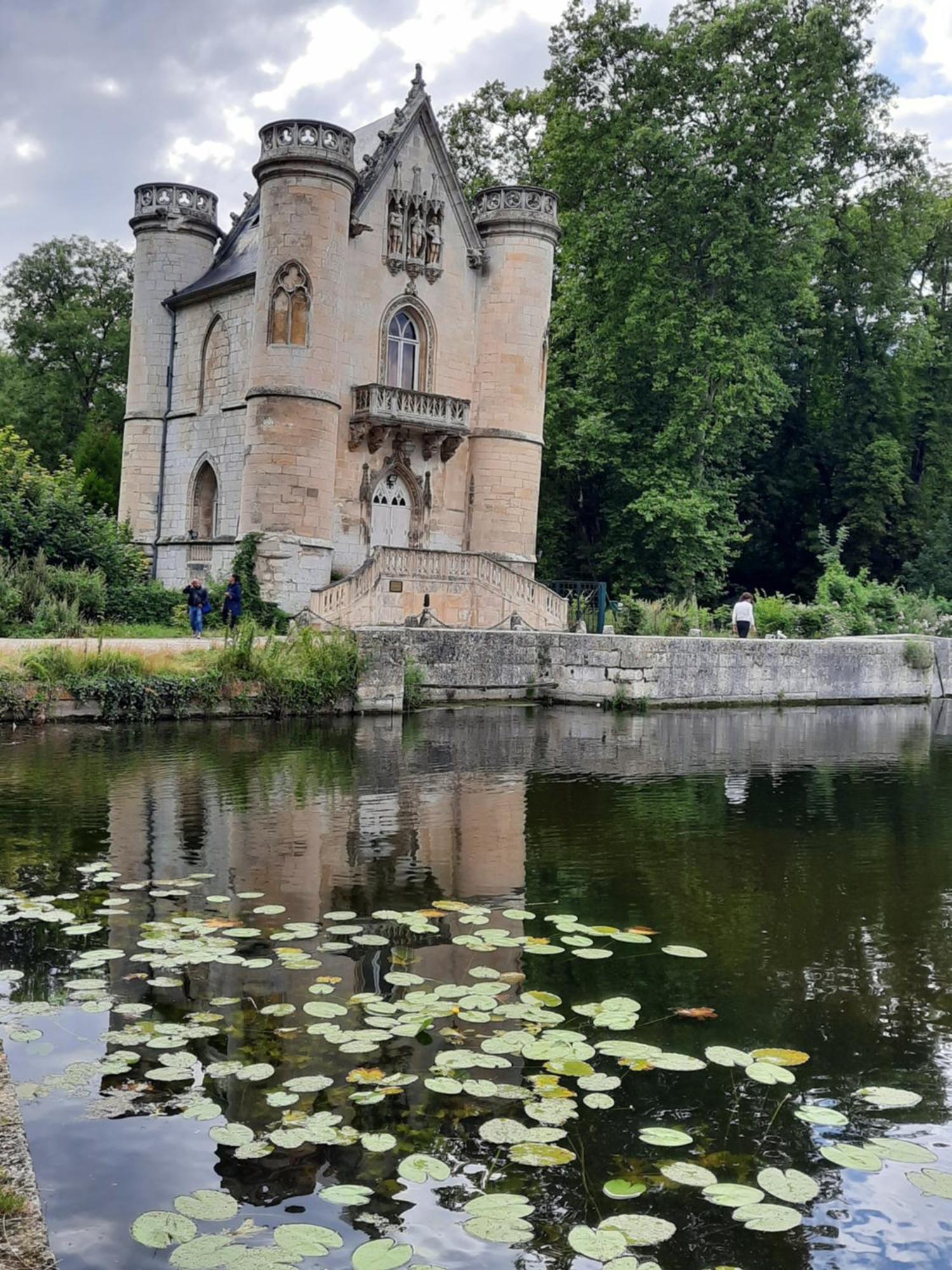 Bed and Breakfast Pierres Et Jardins Санлис Экстерьер фото